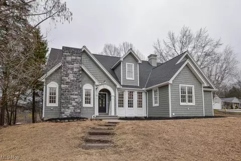 18069 Kenston Lake Dr, Chagrin Falls, OH 44023