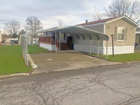 1011 S Park Dr, Brookfield, OH 44403