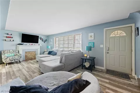 Living - 224 Creed St, Struthers, OH 44471 photo 2 of 2