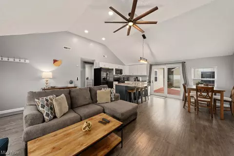 Living - 4454 Lake Rd E, Geneva, OH 44041 photo 7 of 8
