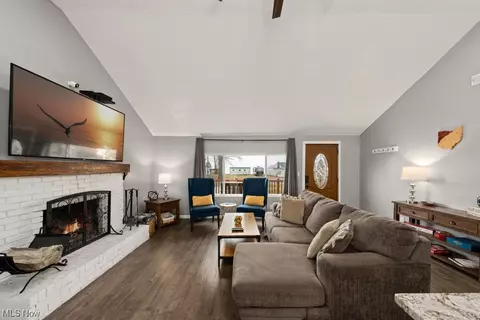 Living - 4454 Lake Rd E, Geneva, OH 44041 photo 4 of 8