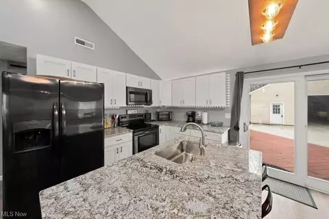 Kitchen - 4454 Lake Rd E, Geneva, OH 44041 photo 2 of 4