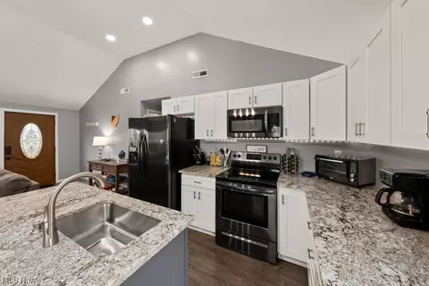 Kitchen - 4454 Lake Rd E, Geneva, OH 44041 photo 3 of 4