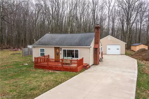 Exterior - 4454 Lake Rd E, Geneva, OH 44041 photo 2 of 20
