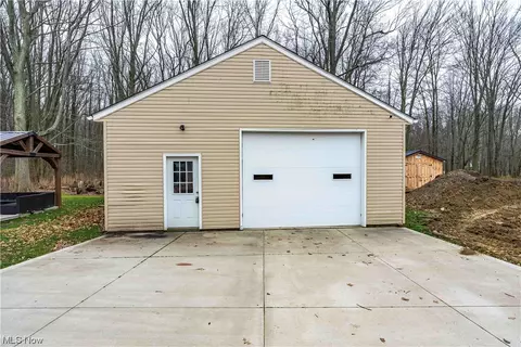 Exterior - 4454 Lake Rd E, Geneva, OH 44041 photo 6 of 20