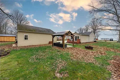 Exterior - 4454 Lake Rd E, Geneva, OH 44041 photo 13 of 20