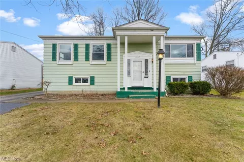 1227 Cavalcade Dr, Austintown, OH 44515