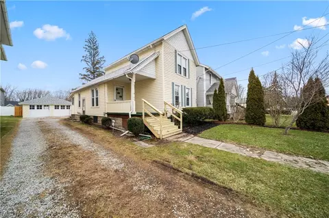 722 River St, Grand River, OH 44045