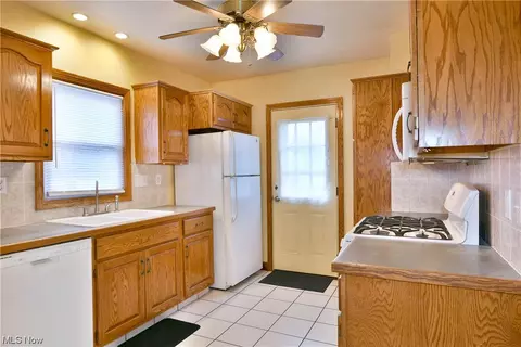 280 Maplewood Ave, Struthers, OH 44471 photo 9