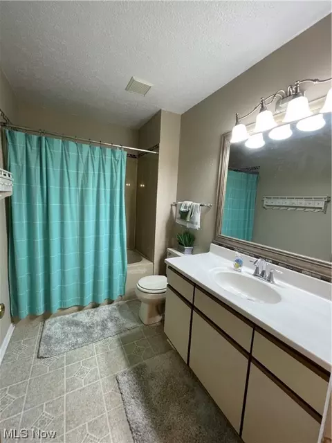 Bath - 1452 Loop Rd, Kent, OH 44240 photo 3 of 3