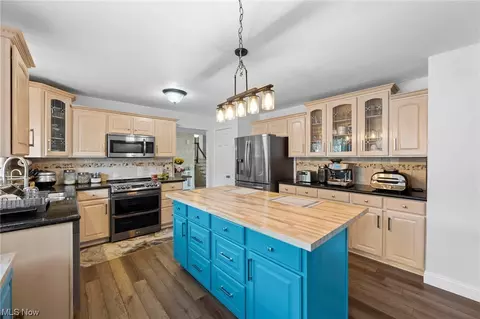 Kitchen - 5519 Riveredge Dr, Elyria, OH 44035 photo 4 of 6