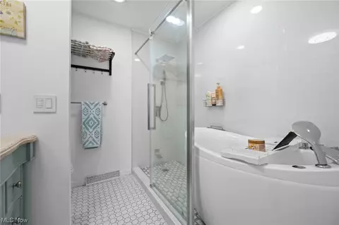 Bath - 5519 Riveredge Dr, Elyria, OH 44035 photo 3 of 6