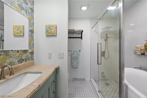 Bath - 5519 Riveredge Dr, Elyria, OH 44035 photo 2 of 6
