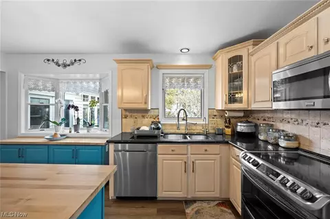 Kitchen - 5519 Riveredge Dr, Elyria, OH 44035 photo 5 of 6