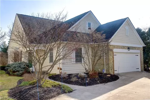 8 River Pl, Rocky River, OH 44116