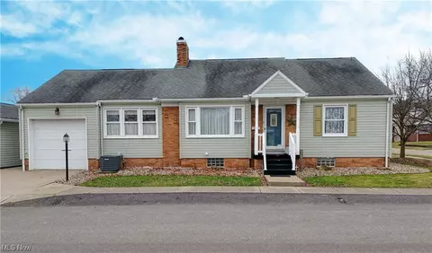 303 Walnut St, Uhrichsville, OH 44683