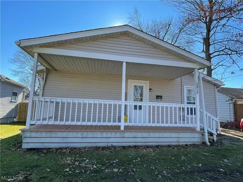 2412 Albrecht Ave, Akron, OH 44312