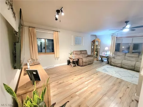 2011 Camelot Dr, Parma, OH 44134 photo 9