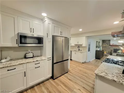 2011 Camelot Dr, Parma, OH 44134 photo 12