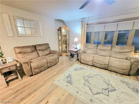 2011 Camelot Dr, Parma, OH 44134 photo 4