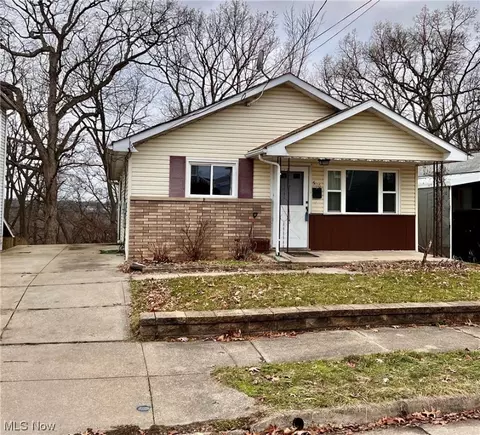 506 Gibbs Rd, Akron, OH 44312