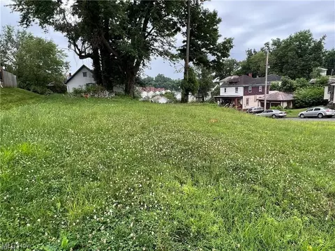 1068 Eastman St, Zanesville, OH 43701