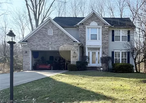 8870 Lake Vw, Olmsted Falls, OH 44138