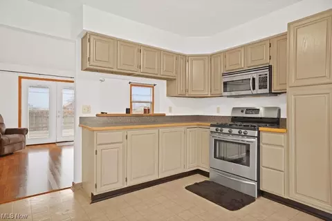 Kitchen - 313 Loyola Dr, Elyria, OH 44035 photo 3 of 4