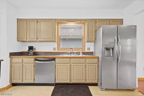 Kitchen - 313 Loyola Dr, Elyria, OH 44035 photo 4 of 4