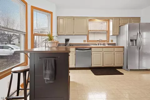 Kitchen - 313 Loyola Dr, Elyria, OH 44035 photo 2 of 4
