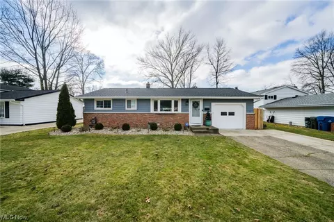24955 Doe Dr, North Olmsted, OH 44070