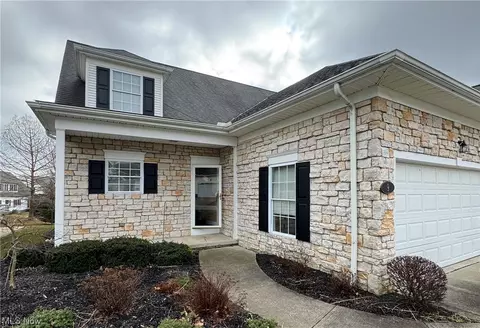 9 Sandridge Ln, Willoughby, OH 44094