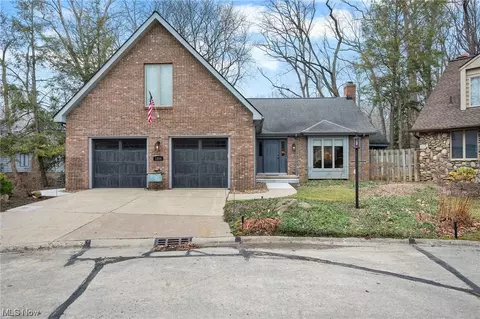 1034 Creek Ln, Rocky River, OH 44116