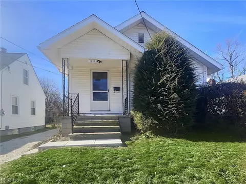 1858 12th St SW, Akron, OH 44314