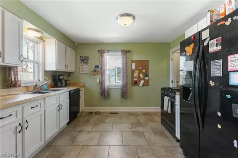 Kitchen - 50 Stanton Ave, Boardman, OH 44512 photo 2 of 3