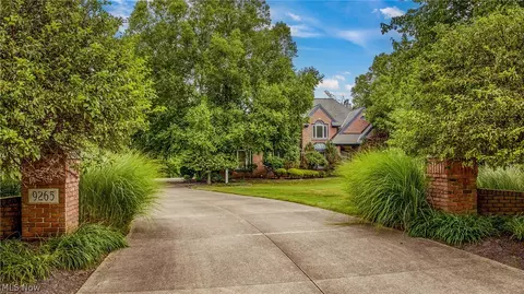 9265 White Oak Rd, Kirtland, OH 44094