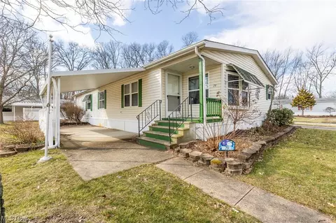 79 Periwinkle Dr, Olmsted Twp, OH 44138