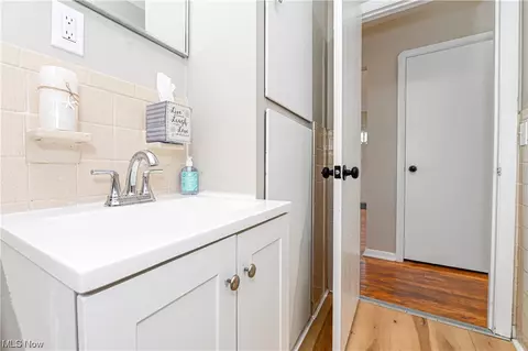 Bath - 130 Oneida Pl, Akron, OH 44313 photo 3 of 6