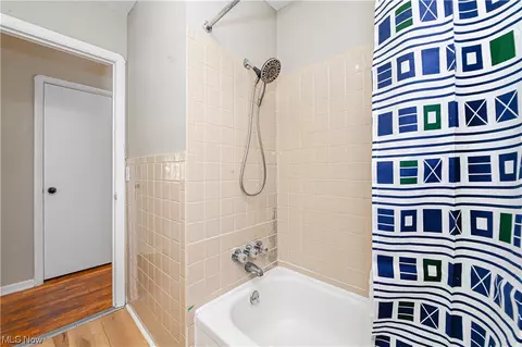 Bath - 130 Oneida Pl, Akron, OH 44313 photo 2 of 6