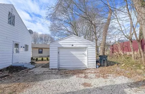 Exterior - 130 Oneida Pl, Akron, OH 44313 photo 6 of 10