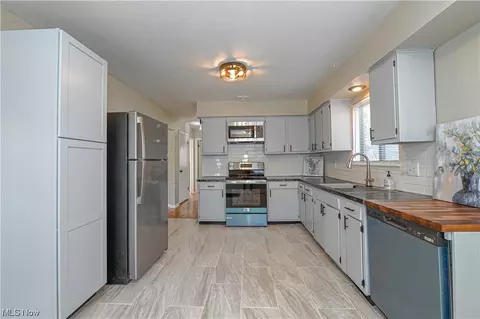 Kitchen - 130 Oneida Pl, Akron, OH 44313 photo 2 of 3