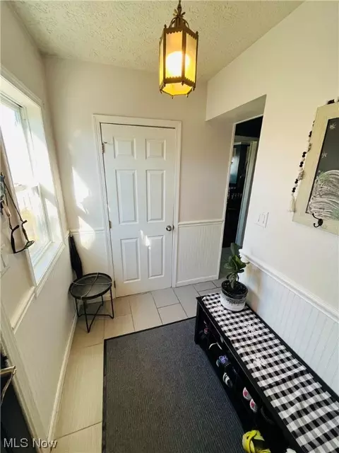 Entry Way - 513 Lyndon, Ashtabula, OH 44004 photo 1 of 8