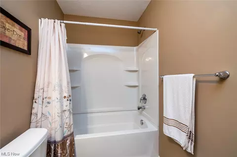 Bath - 3817 Parkside Cir E, Lorain, OH 44053 photo 3 of 3