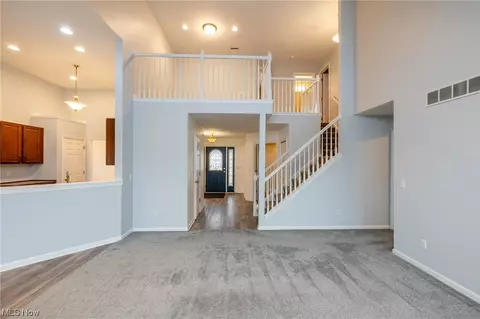Entry Way - 3817 Parkside Cir E, Lorain, OH 44053 photo 4 of 5