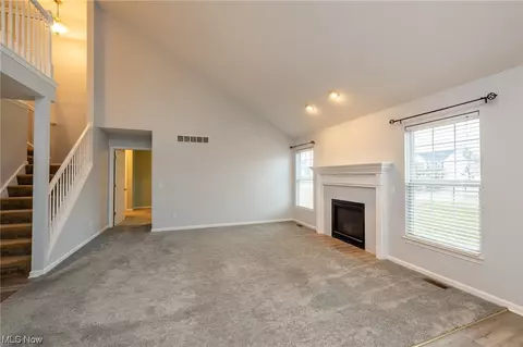 Living - 3817 Parkside Cir E, Lorain, OH 44053 photo 2 of 4