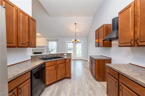 Kitchen - 3817 Parkside Cir E, Lorain, OH 44053 photo 2 of 4