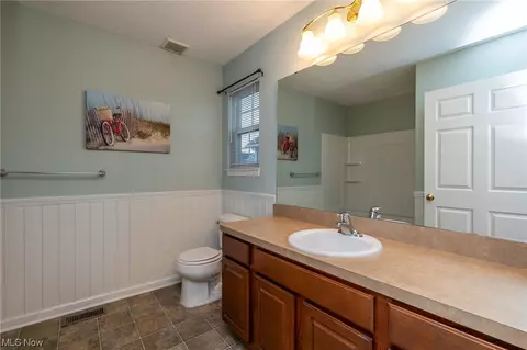 Bath - 3817 Parkside Cir E, Lorain, OH 44053 photo 2 of 3