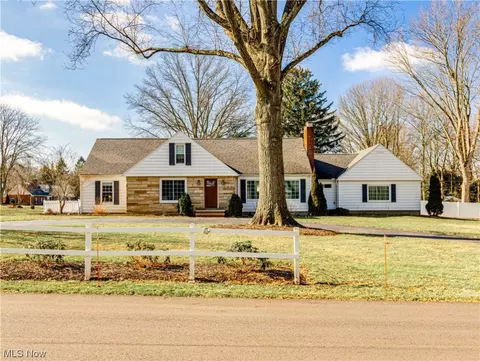 2425 Amesbury, Akron, OH 44313