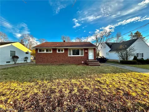 106 Forest Dr, Bedford, OH 44146
