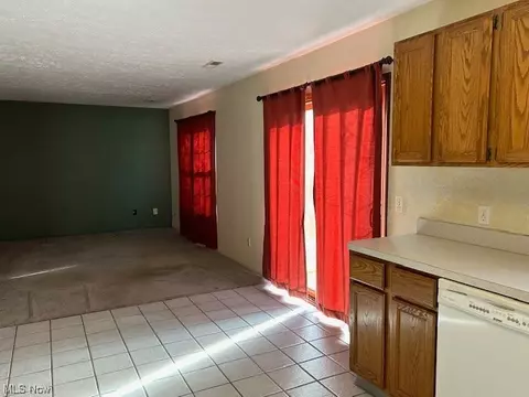 Living - 37416 Bethany Ct, Willoughby, OH 44094 photo 1 of 2